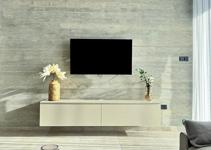 Malberry Park 303 - Modern 2bedroom With Shared Heated Pool, Sauna, Gym, Jacuzzi 파포스