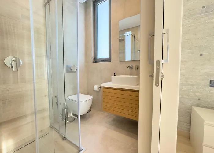 Malberry Park 303 - Modern 2bedroom With Shared Heated Pool, Sauna, Gym, Jacuzzi * 파포스