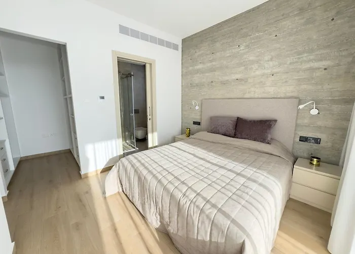 Malberry Park 303 - Modern 2bedroom With Shared Heated Pool, Sauna, Gym, Jacuzzi 아파트 파포스